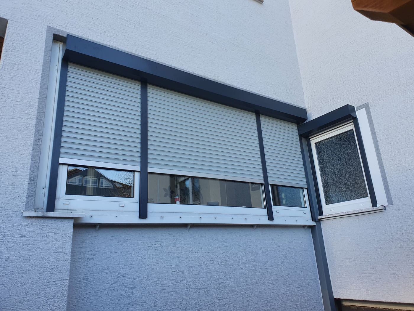 Elektrische Vorbaurollläden mit Funkantrieb in Obertshausen