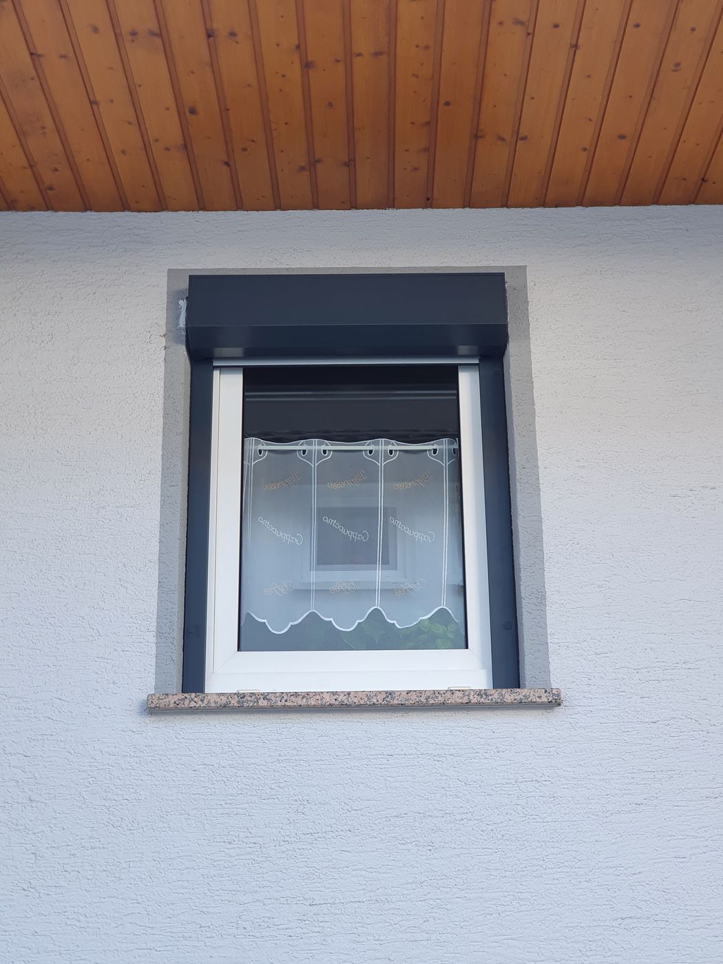 Elektrische Vorbaurollläden mit Funkantrieb in Obertshausen